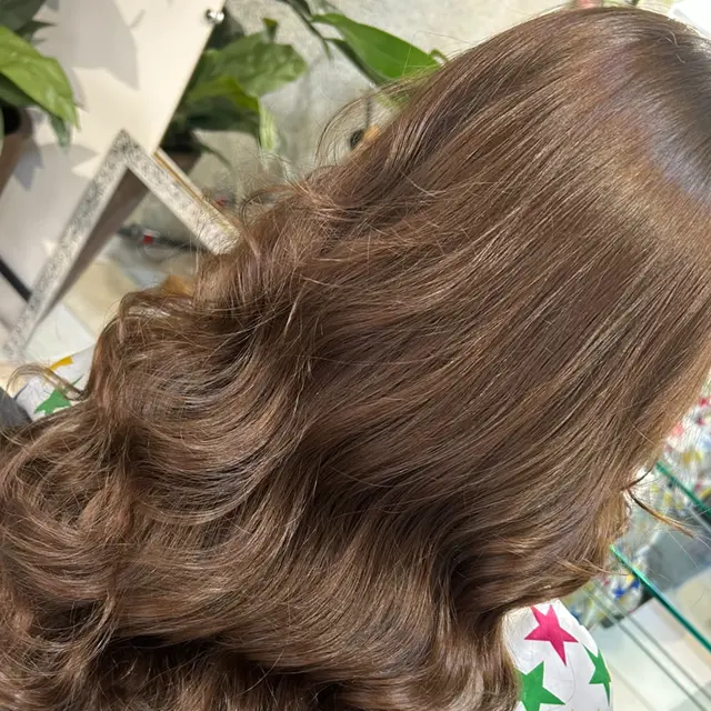 Castanho natural com brilho e ondas, devolvido pela cabeleireira Cássia Lecink em Londrina