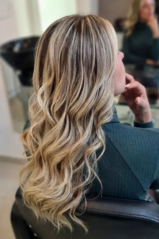 Mechas loiras feitas pela cabeleireira Cássia Lecink em Londrina