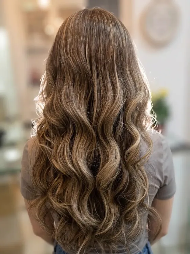 Morena iluminada em cabelo longo em Londrina