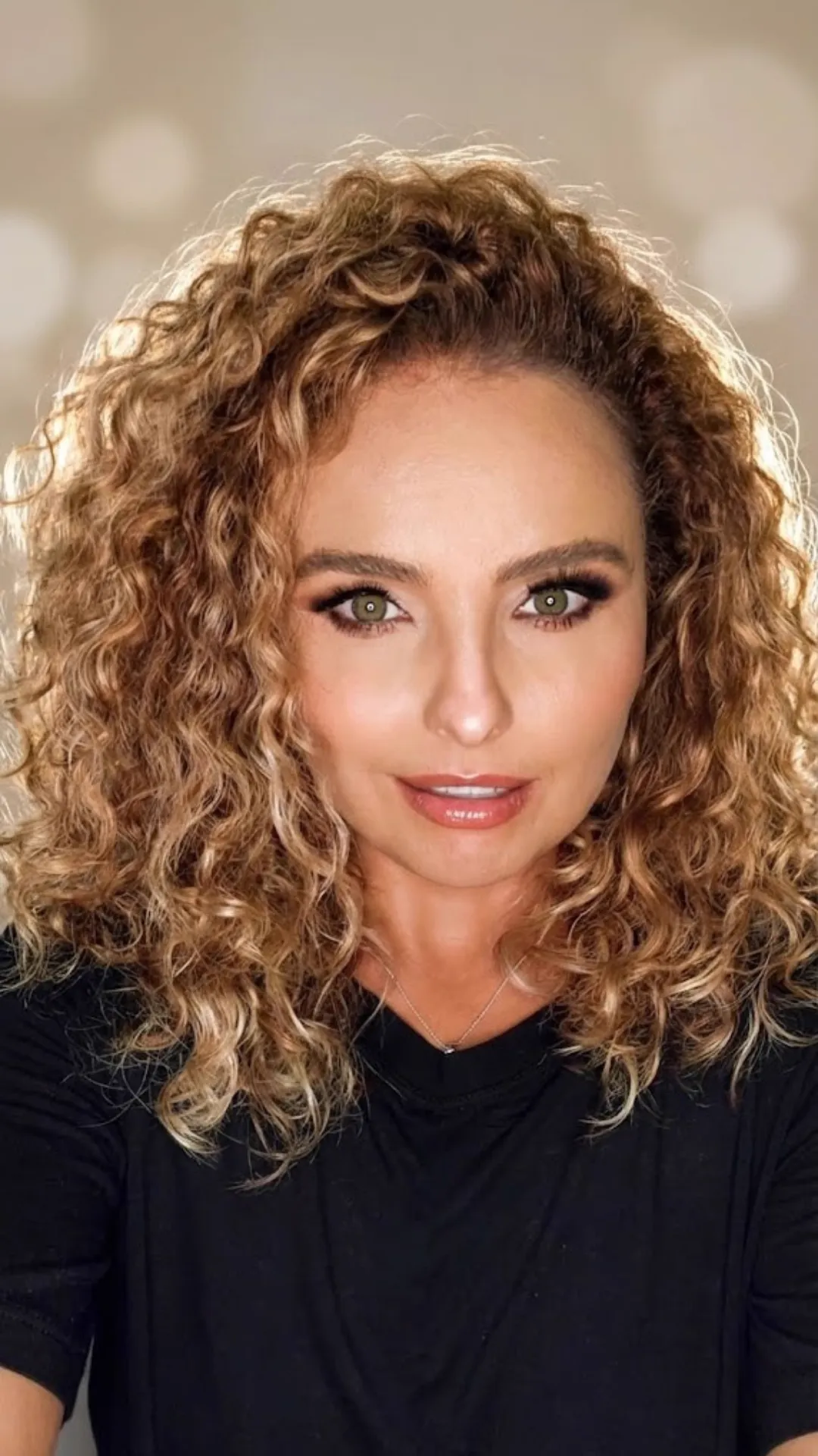 Corte feminino em cabelo cacheado loiro em Londrina